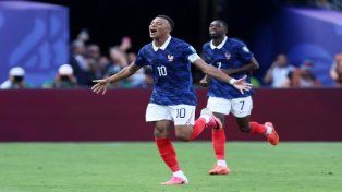Con dos tantos de Mbappé, Francia goleó 3-0 a Suecia y jugará ante Paraguay los octavos de final
