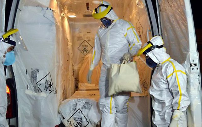 Ambulancia en la que trasladaron al primer paciente sospechado con el virus del ébola en Brasil.