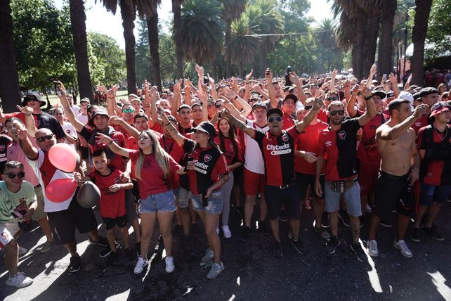La hinchada de Newells llegó en masa al Coloso para alentar al equipo de Heinze