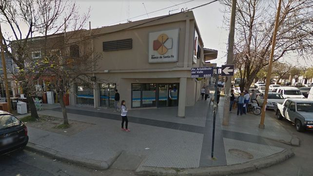Se olvidaron de cerrar la puerta de la sucursal del Nuevo Banco de Santa Fe en Guadalupe Oeste