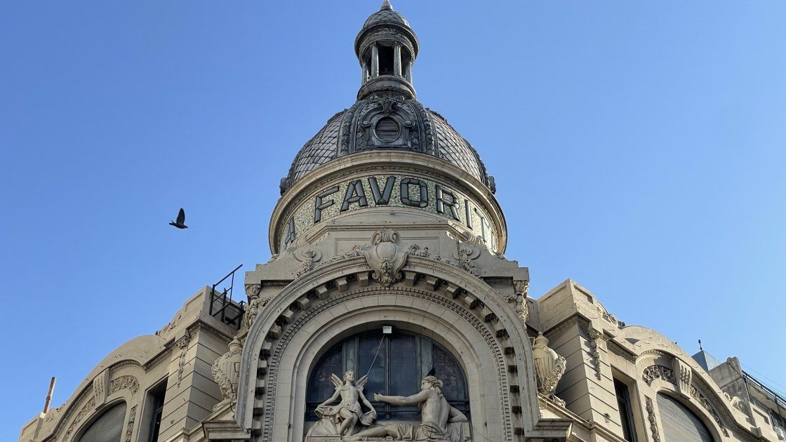 La Favorita, ubicado en la esquina de Córdoba y Sarmiento, es un ícono del centro de Rosario.