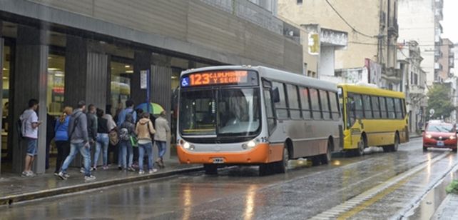 conflicto. El lunes debe abonarse el sueldo con aumento a los choferes de los colectivos y no está la plata.