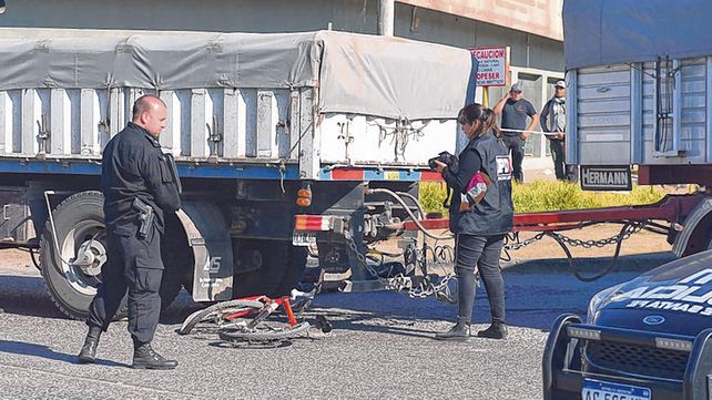 El siniestro ocurrió en el cruce de Las Palmeras y Presidente Perón. El ciclista murió en el acto.