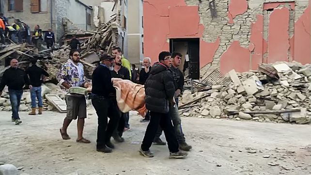 Ascienden a 120 los muertos por el devastador terremoto en el centro de Italia