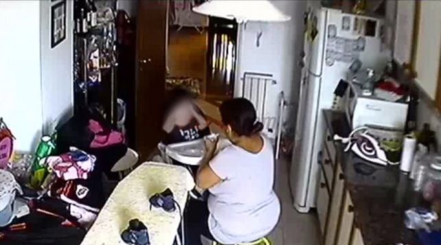 Inconcebible. La mujer le da una papilla al nene. Poco antes