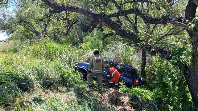 Un vehículo Ford Ecosport con una pareja que viajaba a Brasil debieron ser socorridos por los Bomberos tras volcar en ruta 12