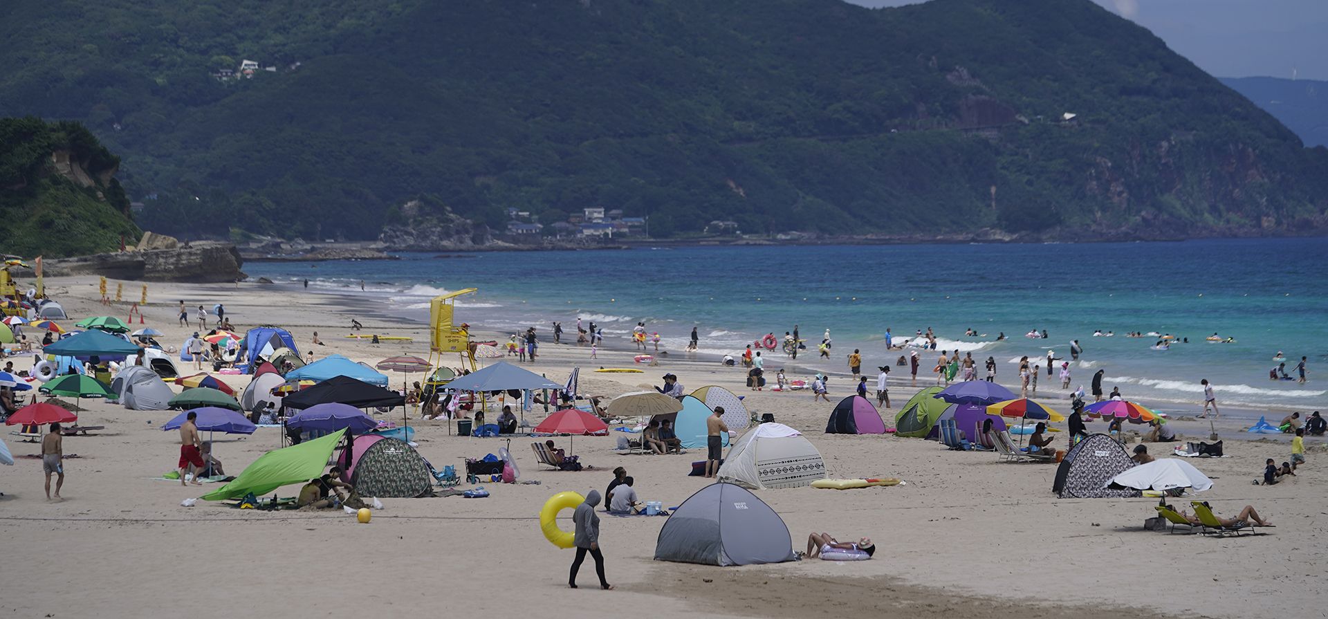Bañistas se protegen bajo sombrillas y tiendas de campaña del intenso calor del sol en la playa de Shirahama el viernes 21 de julio de 2023, en la prefectura de Shizuoka, suroeste de Tokio, Japón. (Foto AP/Kiichiro Sato) Bañistas se protegen bajo sombrillas y tiendas de campaña del intenso calor del sol en la playa de Shirahama el viernes 21 de julio de 2023, en la prefectura de Shizuoka, suroeste de Tokio, Japón. (Foto AP/Kiichiro Sato)