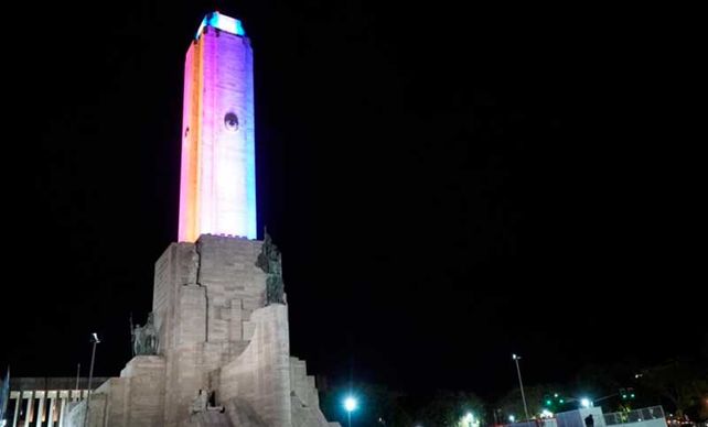 Este 26 de marzo se iluminarán edificios emblemáticos de todo el país. El Monumento a la Bandera será uno de ellos&nbsp;
