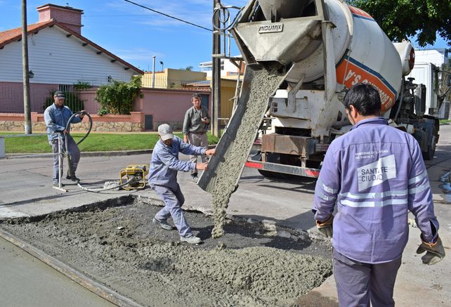 En toda la ciudad. La municipalidad continúa con las tareas de reparación de la red vial urbana.&nbsp;