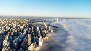 Fotografió a Rosario con niebla y se ganó un lugar en el almanaque