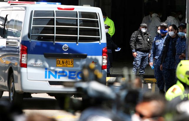 Guardias de seguridad en la entrada de la prisi&oacute;n La Modelo despu&eacute;s de un amotinamiento en Bogot&aacute;