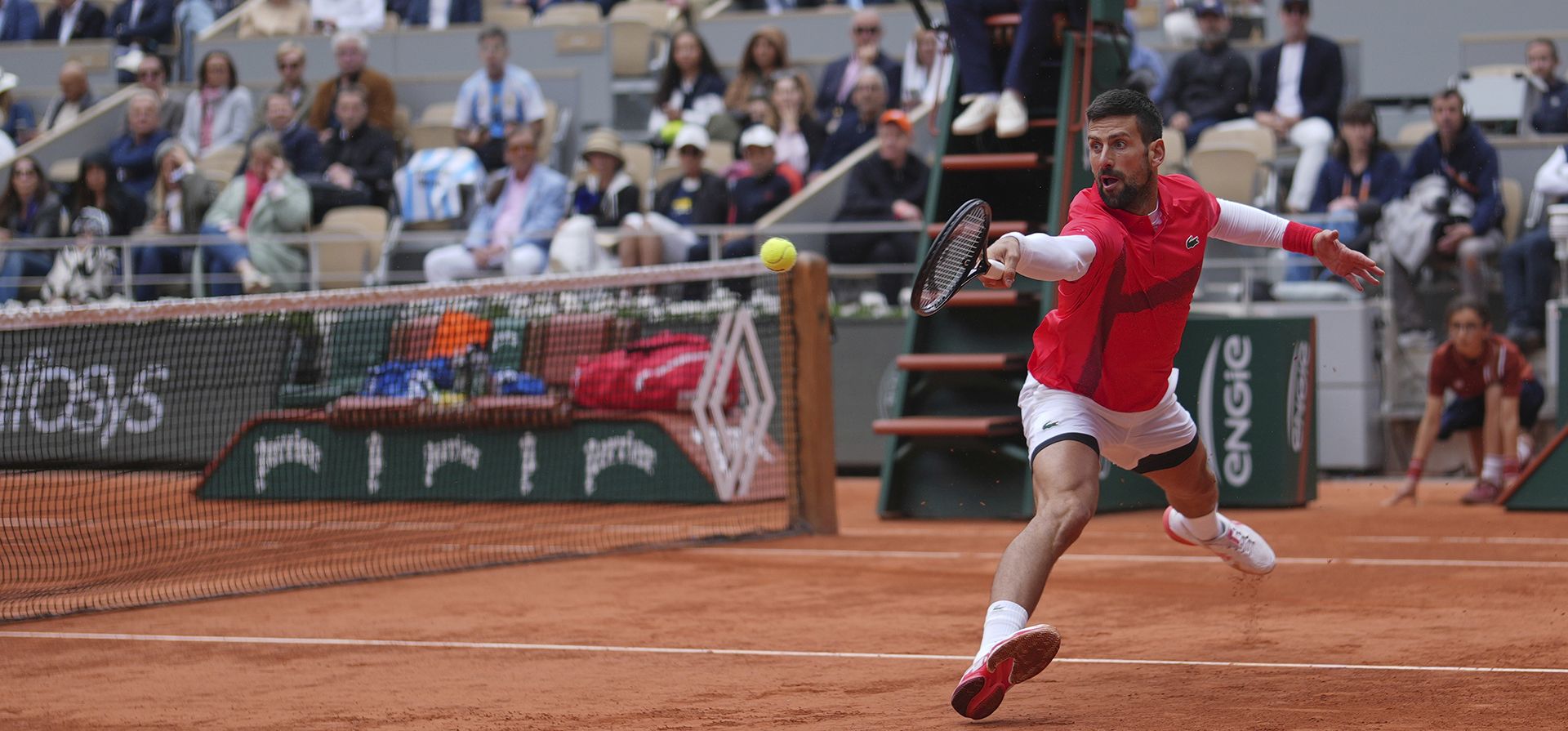 El serbio Novak Djokovic devuelve la pelota a Mackenzie McDonald, de Estados Unidos, durante su partido de primera ronda del Abierto de Francia, en el estadio Roland-Garros de París, el martes 27 de mayo de 2025. (Foto AP/Christophe Ena)