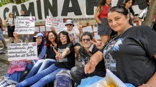 La expresidenta Cristina Fenrández fue internada e intervenida quirúrgicamente el sábado pasado por un cuadro de apendicitis aguda. Militantes hicieron guardia en la puerta del Otamendi