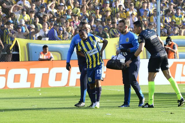 Jaminton Campaz es acompañado por integrantes del cuerpo médico antes de dejar el campo de juego.