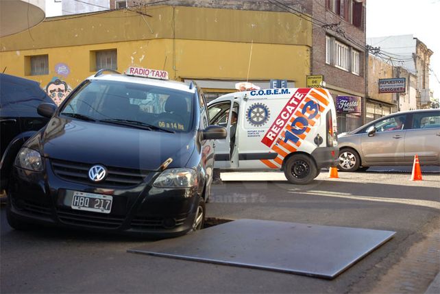 Un taxi cayó dentro de un pozo en calle San Luis e Irigoyen Freyre, en pleno centro santafesino