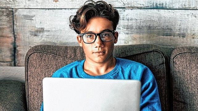 Cómo la luz azul de la pantalla de la computadora afecta tu sueño
