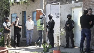 Las tareas para bloquear todos los acceso a la vivienda que funcionó como puesto de venta de drogas en Bello al 3900.