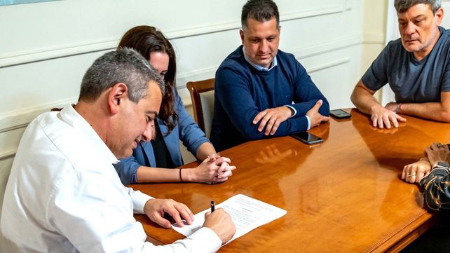 El intendente Pablo Javkin firmó cuatro decretos para la agilización de trámites.