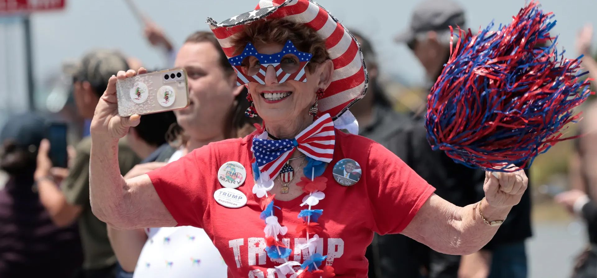 Una partidaria de Trump muestra sus colores antes de la llegada del expresidente a San Francisco para un evento de recaudación de fondos organizado por inversores tecnológicos, San Francisco, Estados Unidos. Fotografía: John G Mabanglo/EPA Una partidaria de Trump muestra sus colores antes de la llegada del expresidente a San Francisco para un evento de recaudación de fondos organizado por inversores tecnológicos, San Francisco, Estados Unidos. Fotografía: John G Mabanglo/EPA