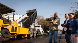 Obras. El intendente Varisco (junto a su hija) recorre diariamente las obras y controla el avance de las mismas.