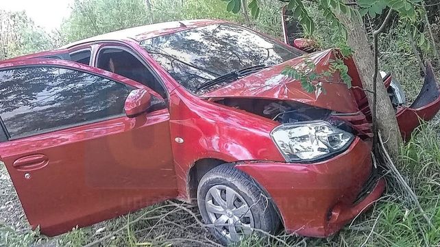 En asalto, robaron dinero y un auto que dejaron chocado