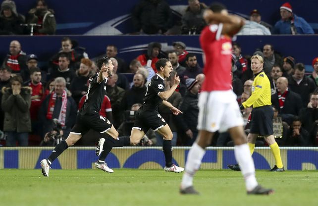 Sevilla pisó fuerte en Manchester y pasó a cuartos de final de la Champions
