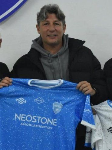 Gabriel Heinze posó con la camiseta de Cultural de Crespo