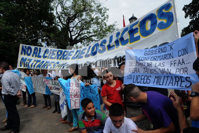 Los padres y alumnos del Liceo Militar se resisten a los cambios