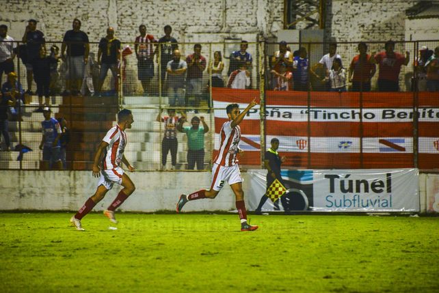 Atlético Paraná empató y define la serie en San Francisco