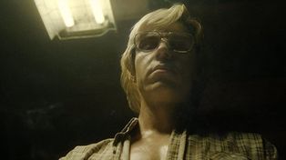 Evan Peters interpreta a Jeffrey Dahmer, conocido como El carnicero de Milwaukee.