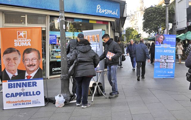 Cómo atraer voluntades. Desde temprano los puestos de campaña trataron de dejar atrás la indiferencia de los rosarinos que transitaban por la peatonal.