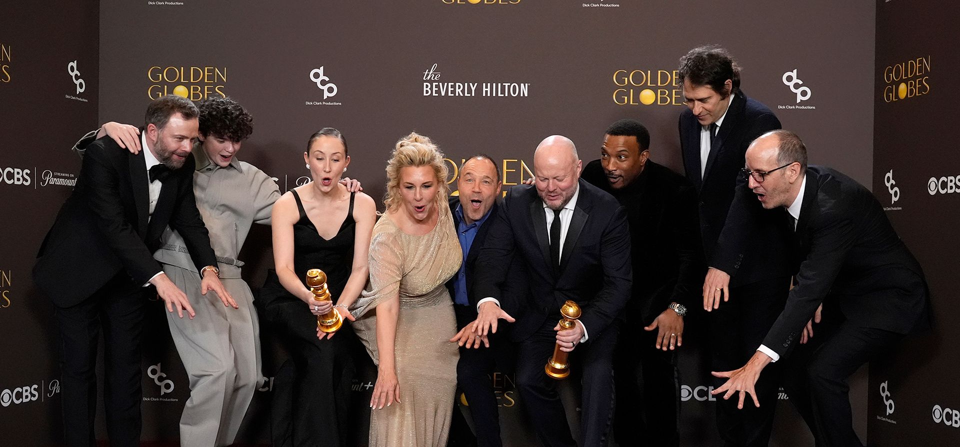 Philip Barantini, de izquierda a derecha, Owen Cooper, Erin Doherty, Hannah Walters, Stephen Graham, Andy Cooper, Ashley Walters, Jeremy Kleiner y Jack Thorne posan en la sala de prensa con el premio a la mejor miniserie, serie antológica o película para televisión por 