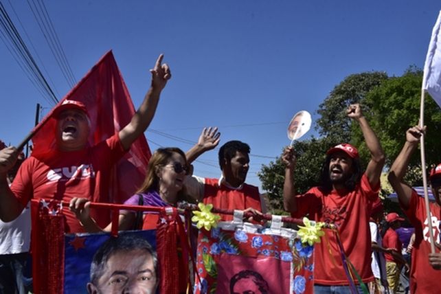 aguante. Militantes del PT y las organizaciones sociales acampan en Curitiba. No nos vamos hasta que salga.