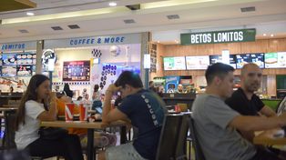 Por la inseguridad muchas firmas deciden instalarse en los shoppings que garantizan protección y estacionamiento.