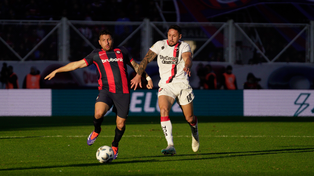 Armando Méndez intenta quedarse con la pelota en el partido entre Newells y San Lorenzo. Fue el último que jugó.