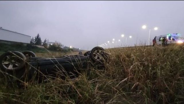 Una camioneta Dodge RAM volcó este viernes a la tarde en la autopista que une Rosario con Santa Fe