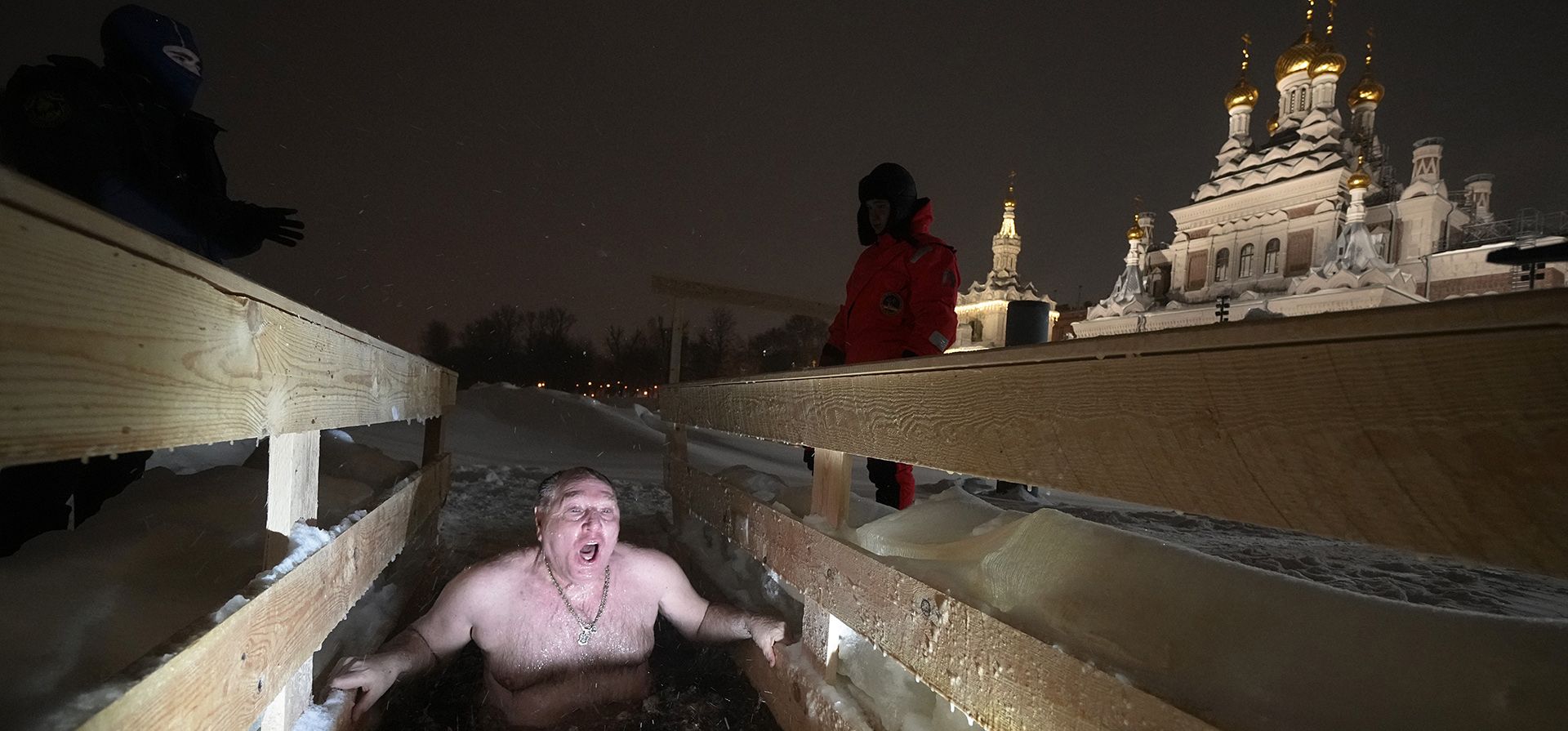 Un creyente ortodoxo ruso se sumerge en el agua helada del río Neva durante una celebración tradicional de la Epifanía en San Petersburgo, Rusia, el jueves 18 de enero de 2024. (Foto AP/Dmitri Lovetsky) Un creyente ortodoxo ruso se sumerge en el agua helada del río Neva durante una celebración tradicional de la Epifanía en San Petersburgo, Rusia, el jueves 18 de enero de 2024. (Foto AP/Dmitri Lovetsky)