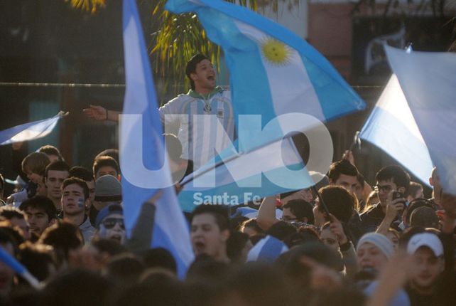 Los santafesinos deliraron a puro festejo con el triunfo agónico de Argentina frente a Suiza