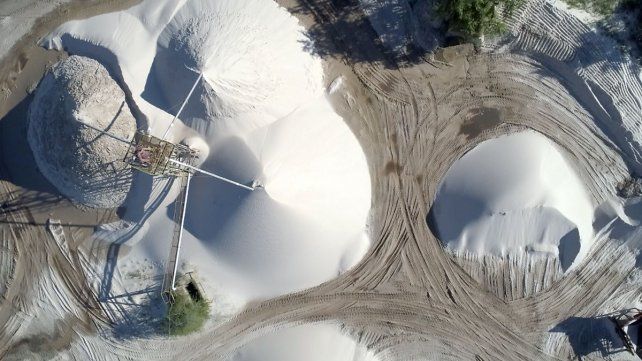 Inician amparo ambiental por extraer arena silíceas cerca de Diamante.