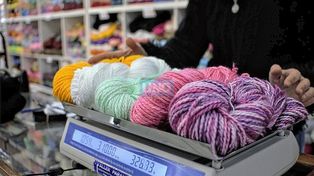 Mayo y junio suelen ser los meses con mayor movimiento en las lanerías. Hoy teje gente de todas las edades y los comercios del rubro ya registran más ventas