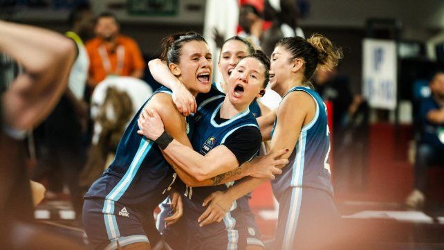 La Selección Argentina femenina logró un triunfo agónico con un triple sobre la chicharra.