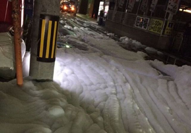VIDEO: La misteriosa espuma que apareció en Japón tras el terremoto