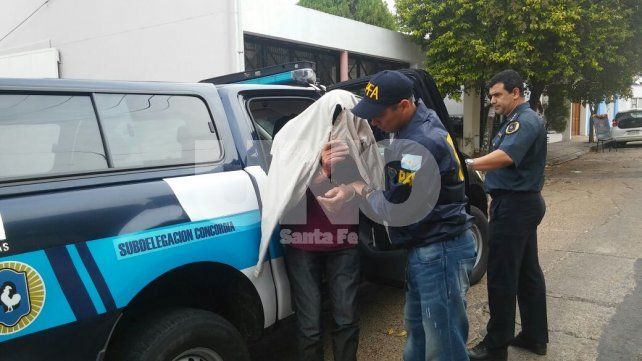 Lo encontraron. Fue arrestado en la casa de su concubina.&nbsp;