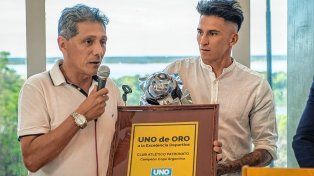 Oscar Lenzi, presidente de Patronato, acompañado por Lautaro Geminiani, integrante del campeón de la Copa Argentina.&nbsp;
