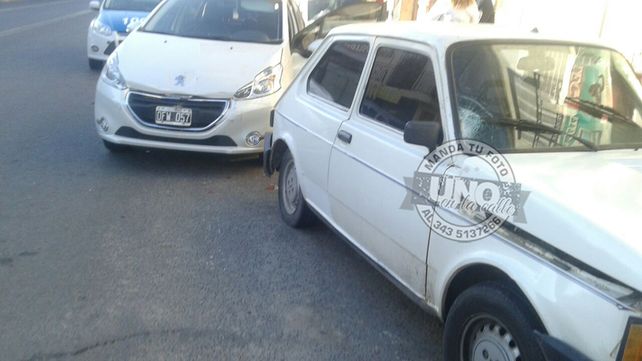 Chocó dos vehículos estacionados