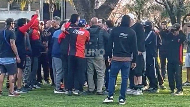 Socios de Colón tomaron la sede: gritos, discusiones y caliente cruce de opiniones con dirigentes