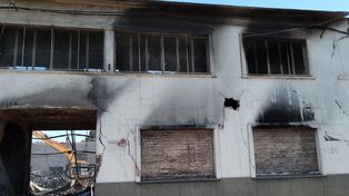 Los bomberos continuaban trabajando en la distribuidora incendiada en la siesta santafesina.