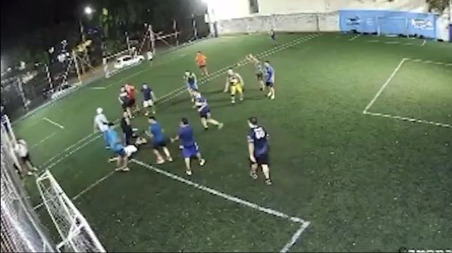 En una cancha de fútbol cinco se generó un incidente y todo se desmadró.