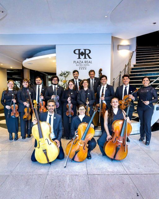 La orquesta Camerata Rosario en el hall del Hotel Plaza Real.