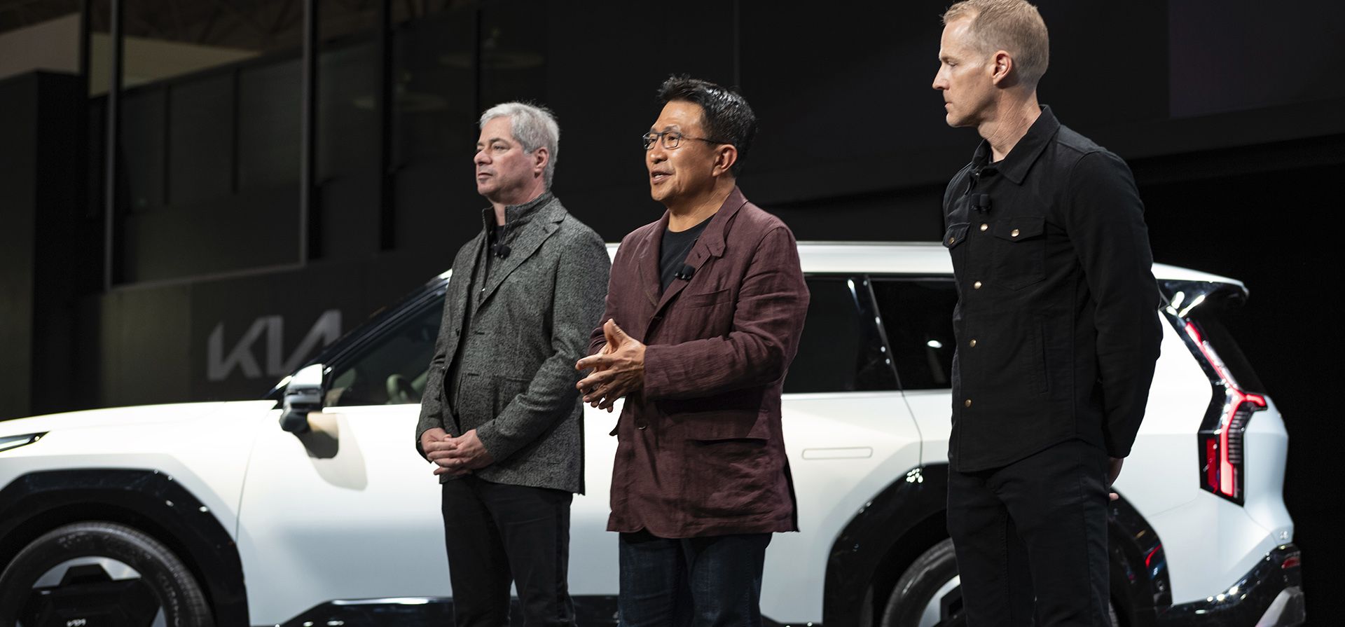 De izquierda a derecha, Russell Wager, vicepresidente de marketing de KIA América, Sean Yoon, presidente y director ejecutivo de Kia Norteamérica y América, y Kurt Kahl, gerente sénior de diseño de KIA, de pie después de la presentación del EV9 en el Salón Internacional del Automóvil de Nueva York en Nueva York, el miércoles 5 de abril de 2023. (Foto AP/Craig Ruttle)